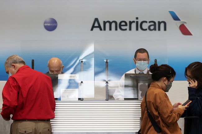 Les agents d'American Airlines aident les passagers à s'enregistrer sur leurs vols à l'aéroport national Ronald Reagan de Washington le 25 mai 2021 à Arlington, en Virginie.