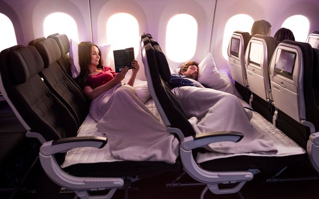 Profitez d'un grand espace pour vous allonger grâce au skycouch d'Air New Zealand.