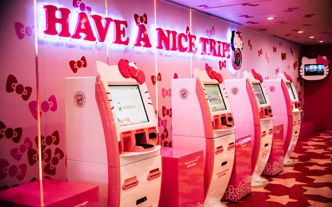 Des équipements thématiques comme des kiosques spéciaux font tous partie de l'expérience Hello Kitty avec Eva Air.