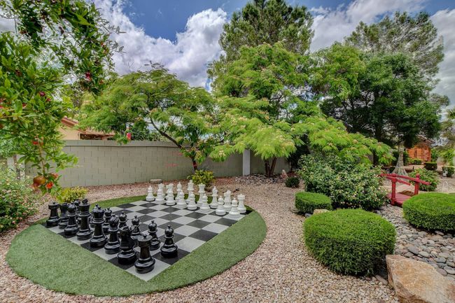 Jeu d'échecs surdimensionné dans le jardin à Las Vegas Airbnb