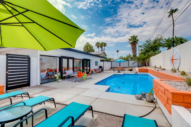 Maison du désert du milieu du siècle avec piscine au sel à Las Vegas Airbnb