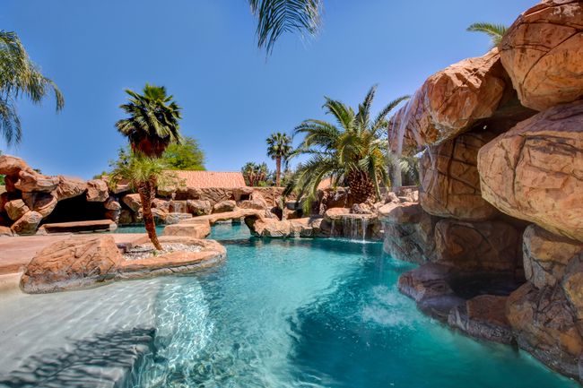 Piscine de style complexe de luxe à Las Vegas Airbnb