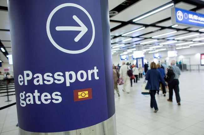 Les passagers arrivant à l'aéroport de Gatwick utilisent les «portes de passeport électronique» au contrôle des passeports à la frontière britannique le 28 mai 2014 à Londres, en Angleterre.