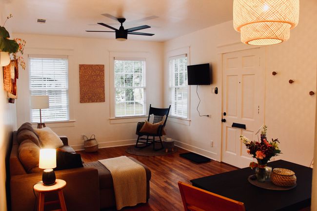 Salon d'Artist Cottage à Mid City Baton Rouge, LA sur Airbnb