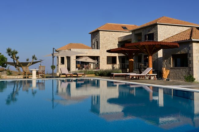 Une grande maison et une piscine en Grèce