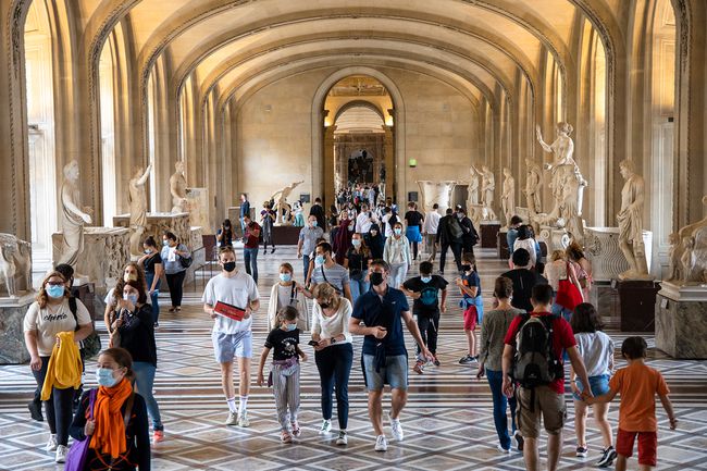 Les gens visitent le musée du Louvre parmi la pandémie de coronavirus à Paris, France