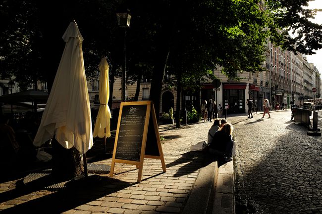 Restaurant, terrasse, café, sur la Butte Montmartre, les rues semblent très calmes