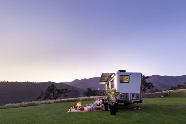 Véhicule vivant, camping-car de luxe avec un homme et une femme modélisant l'utilisation des espaces