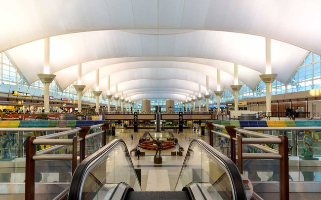 Intérieur du terminal de l'Aéroport International de Denver, Denver, Colorado