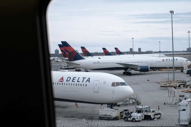 Des avions Delta sont assis sur le tarmac de l'aéroport John F. Kennedy (JFK) le 31 janvier 2020