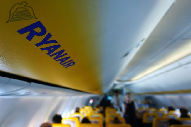 Les passagers montent à bord d'un avion de Ryanair à l'aéroport de Carcassonne à Carcassonne, dans le sud de la France