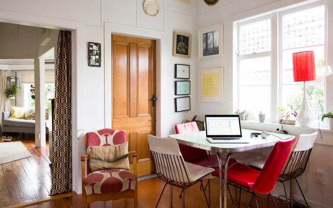 Travail à domicile - espace de maison créatif avec ordinateur portable sur table