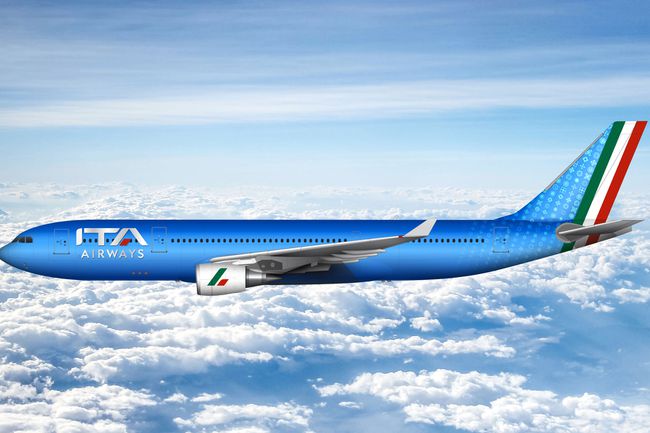Un rendu d'un avion bleu d'ITA Airways dans le ciel.