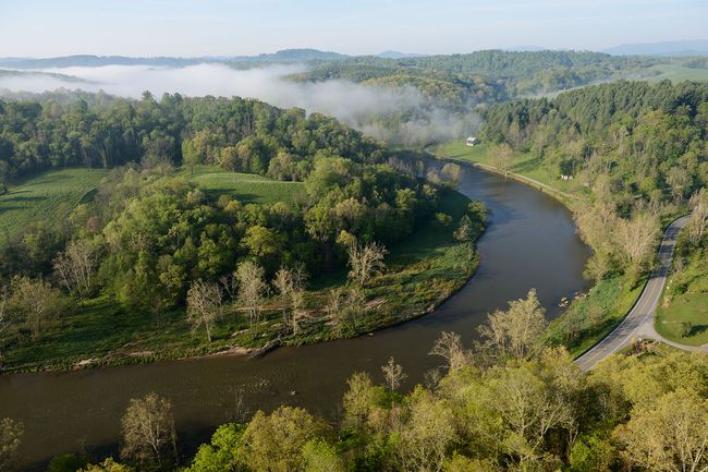 La New River est la deuxième rivière la plus ancienne du monde sur le plan géologique et la seule rivière sans marée qui traverse les Appalaches.