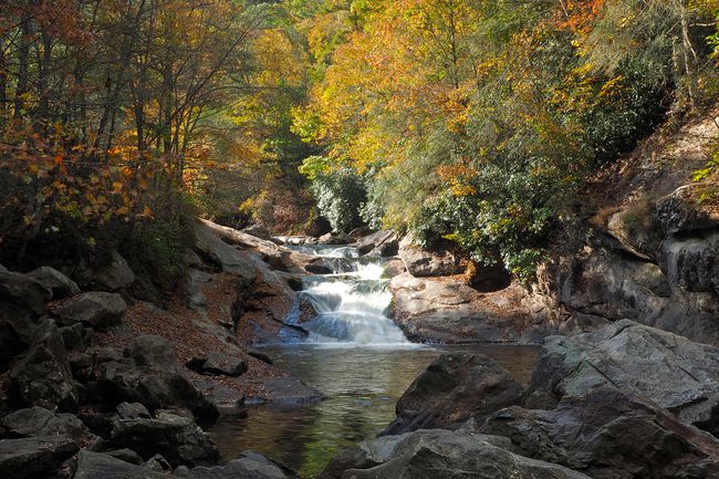 Quarry Falls (également connu sous le nom de Bust Your Butt Falls) vu pendant la saison d'automne avec un feuillage coloré en toile de fond.