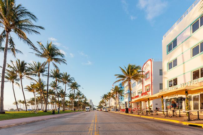 Ocean Drive vide le matin, South Beach, Miami, États-Unis