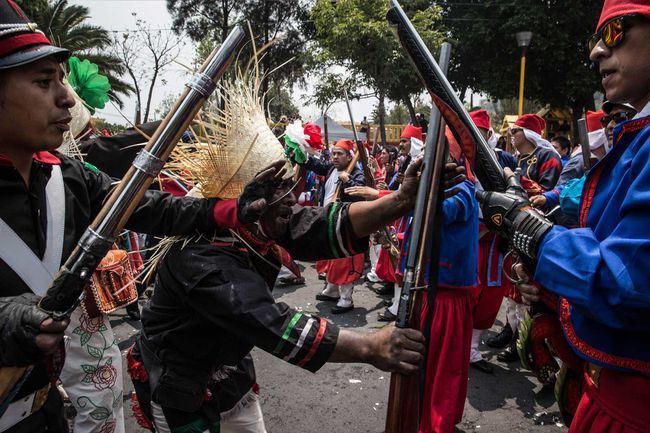 Les gens participent à la représentation de la bataille de Puebla