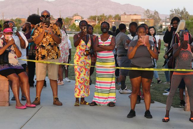 Les gens regardent pendant une caravane et un barbecue familiaux de la réunion du 19 juin au parc régional Craig Ranch organisé par la National Juneteenth Observance Foundation le 19 juin 2020 à North Las Vegas, Nevada.