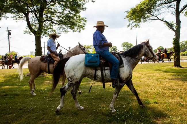Les propriétaires de chevaux noirs de Chicago et d'Indiana traversent Washington Park le 19 juin 2020 à Chicago, Illinois.