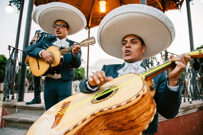 Groupe de mariachi jouant