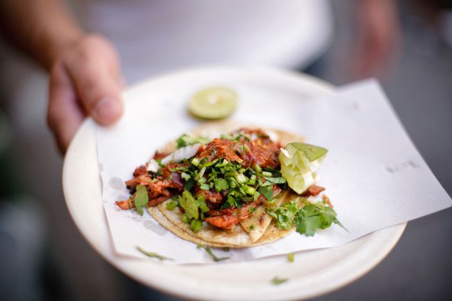 Taco étant servi par un vendeur de rue à Mexico, Mexique