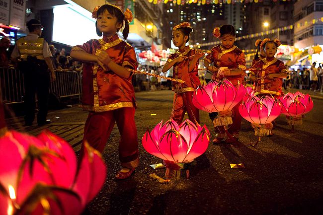 Les résidents de Tai Hang exécutent la danse du dragon de feu pour célébrer le festival de la mi-automne dans la région de Tai Hang le 8 septembre 2014 à Hong Kong, Chine.