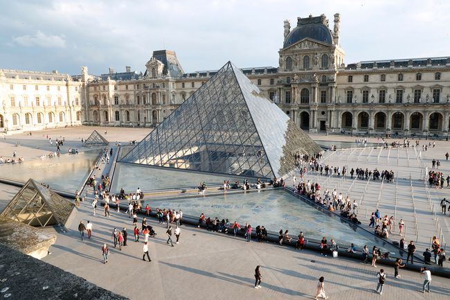 La "Pyramide du Louvre" à Paris, France.