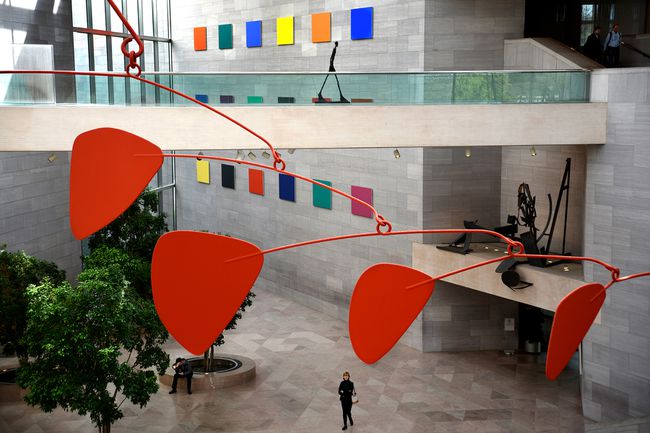 Le mobile sans titre en aluminium et en acier d'Alexander Calder est suspendu au plafond au-dessus des visiteurs de la National Gallery of Art East Building sur le National Mall à Washington, DC