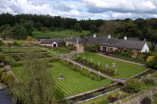 Vue aérienne du jardin clos au château de Dromoland dans le comté de Clare, Irlande