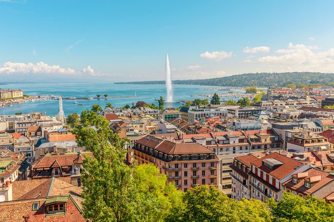 Paysage urbain de Genève, franco-suisse en Suisse.  Vue aérienne de la fontaine du Jet d'eau, du lac Léman, de la baie et du port depuis le clocher de la cathédrale Saint-Pierre