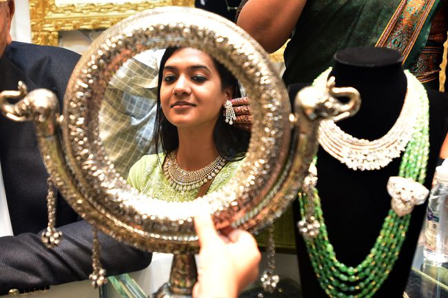 Femmes achetant des bijoux en or chez PP Jewelers Karol Bagh à New Delhi, Inde