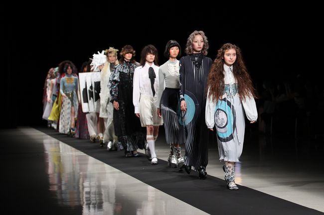 Des mannequins défilent pour le défilé des pays des frais lors de la Rakuten Fashion Week TOKYO 2022 printemps/été à Tokyo, au Japon.
