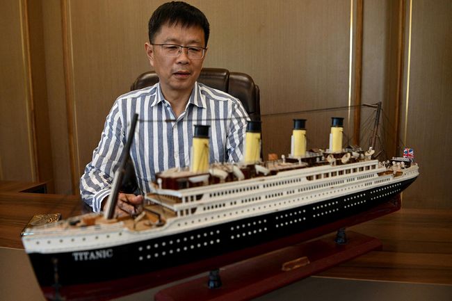 Un investisseur aidant à construire une réplique grandeur nature du Titanic, à côté d'une maquette du navire