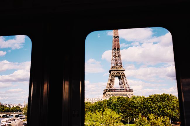 Tour Eiffel vue à travers la fenêtre d'un train