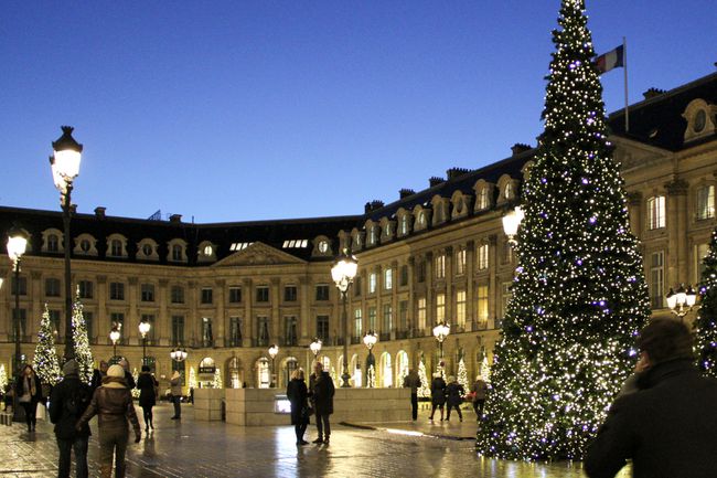 Début de soirée Place Vendôme avec sapin de Noël en décembre