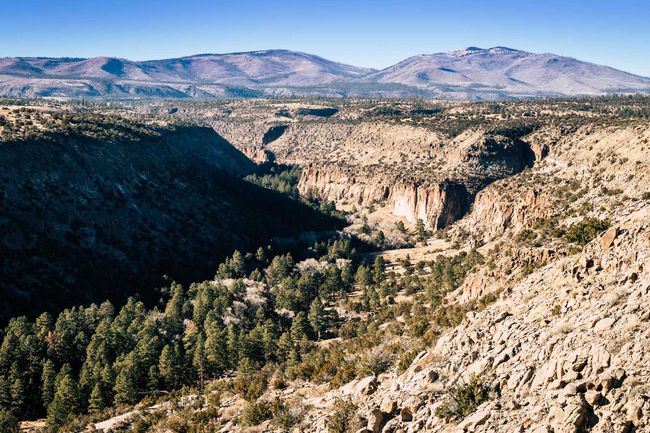 Vue panoramique de Frijoles Canyon à Bandelier National Monument, Nouveau Mexique