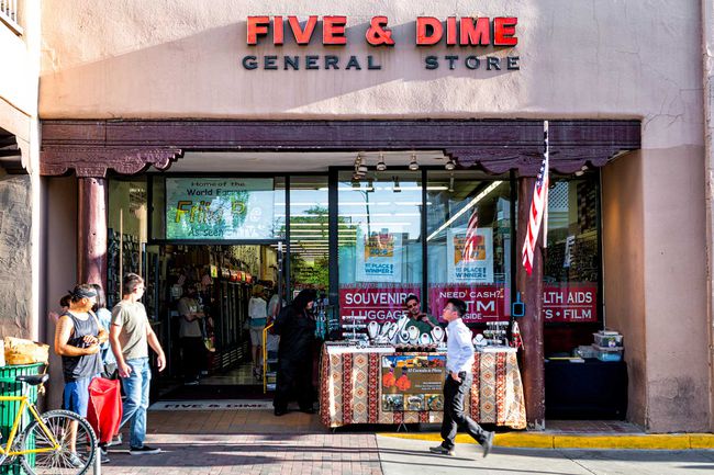 Shop store sign for five and dime on old town street in United States New Mexico city avec une architecture de style adobe