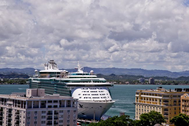 Le navire Royal Caribbean Cruises Ltd. Liberty of the Sea est amarré au port de San Juan dans le vieux San Juan, Porto Rico,