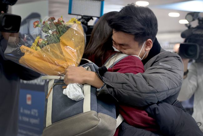 Une Allemande retrouve son petit ami à l'aéroport O'Hare de Chicago.