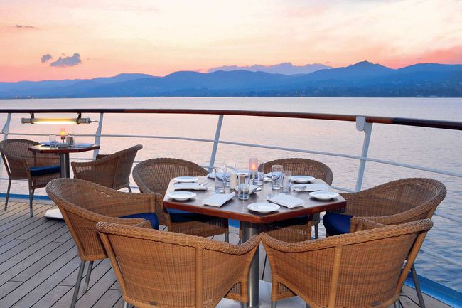 Possibilité de dîner en plein air à bord d'un bateau de croisière Windstar