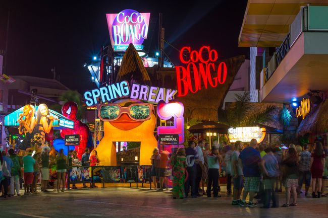 Les touristes font la queue pour entrer dans la célèbre discothèque Conco Bongo à Cancun au début des vacances de printemps