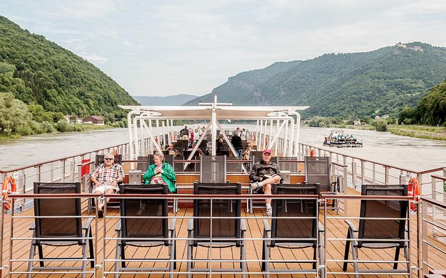 Aînés en croisière fluviale sur le Danube