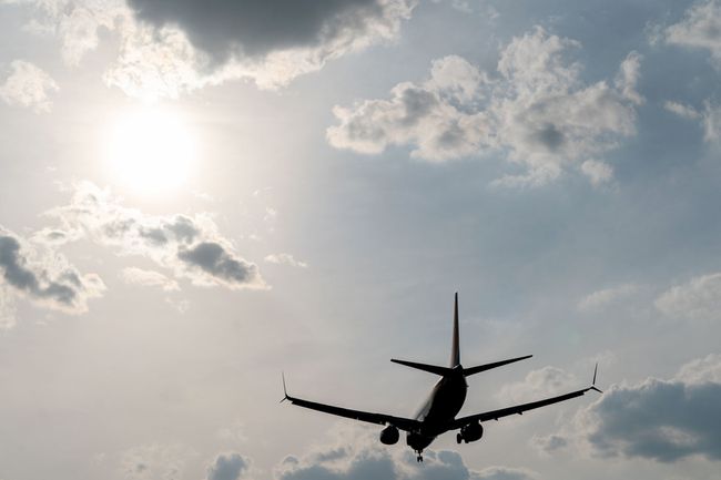 Un avion de Delta Air Lines Inc. s'approche de l'aéroport international Hartsfield-Jackson d'Atlanta à Atlanta, Géorgie, États-Unis, le mercredi 7 avril 202
