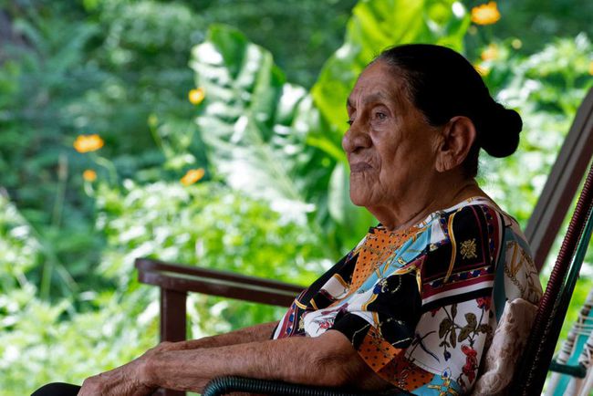 Natividad Talia Matarrita Fonseca, 93 ans, est assise chez elle à Nicoya, Costa Rica, le 28 août 2021.