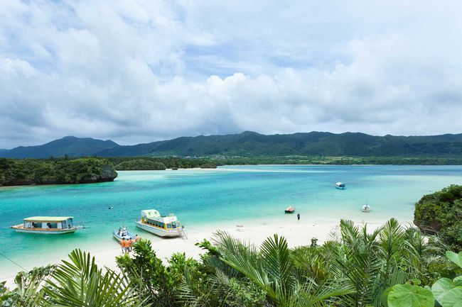 Baie de lagon tropical avec une eau bleue cristalline, plage de la baie de Kabira, île d'Ishigaki, Okinawa, Japon.
