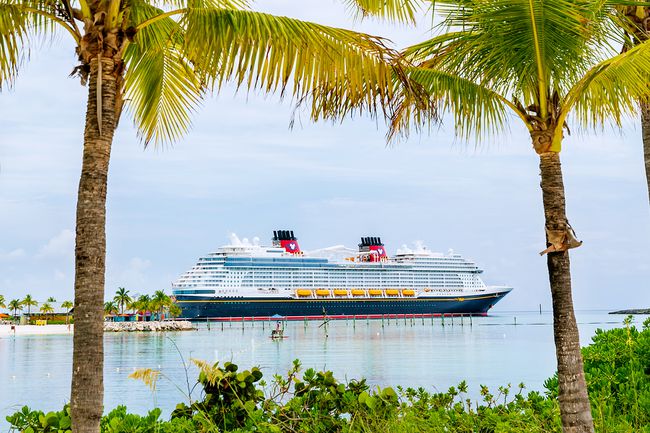 Le Disney Wish naviguant sur l'île paradisiaque privée de Disney, Castaway Cay