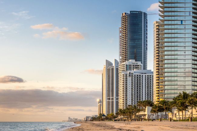 Panorama de la ville de Sunny Isles Beach dans la région du Grand Miami, Floride, États-Unis tôt le matin