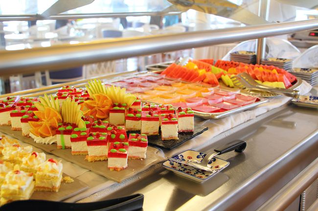 buffet de desserts dans un restaurant de bateau de croisière