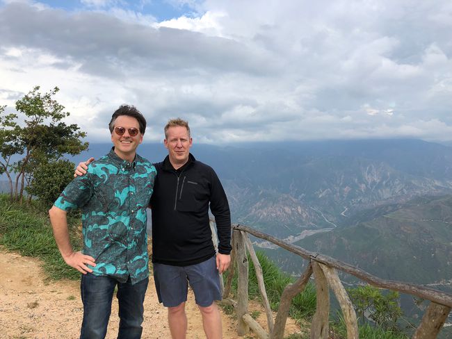 Les directeurs d'Encanto surplombent une montagne en Colombie