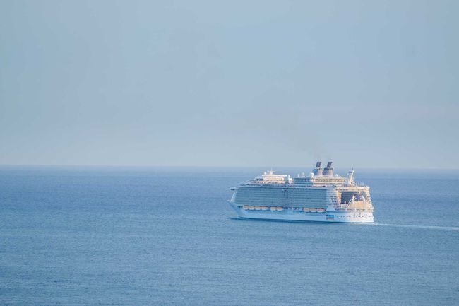 Allure of the Seas au port de malaga comme première escale en europe à Malaga, Espagne le 29 avril 2015. Le plus grand navire de croisière au monde.